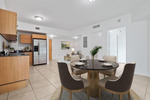 Condominio en alquiler en Miami, Florida, 1 dormitorio, 71.35 m2 № 1946372 - foto 3