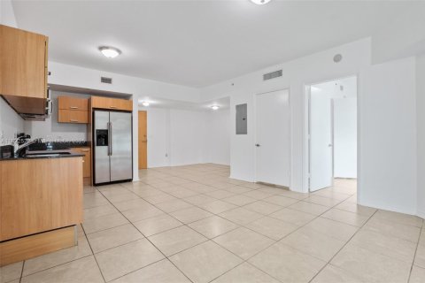Condominio en alquiler en Miami, Florida, 1 dormitorio, 71.35 m2 № 1946372 - foto 4