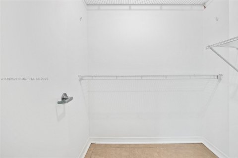 Condominio en alquiler en Miami, Florida, 1 dormitorio, 71.35 m2 № 1946372 - foto 21