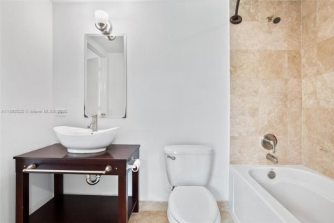 Condominio en alquiler en Miami, Florida, 1 dormitorio, 71.35 m2 № 1946372 - foto 10