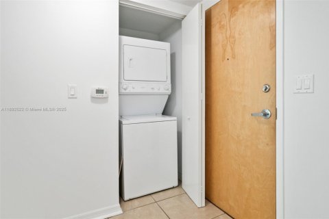 Condominio en alquiler en Miami, Florida, 1 dormitorio, 71.35 m2 № 1946372 - foto 23