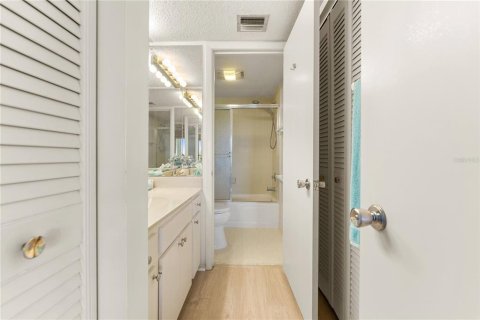 Condo in Bradenton, Florida, 2 bedrooms  № 2378184 - photo 12
