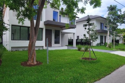 House in Miami, Florida 5 bedrooms, 279.82 sq.m. № 1933147 - photo 2