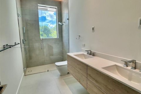 House in Miami, Florida 5 bedrooms, 279.82 sq.m. № 1933147 - photo 11