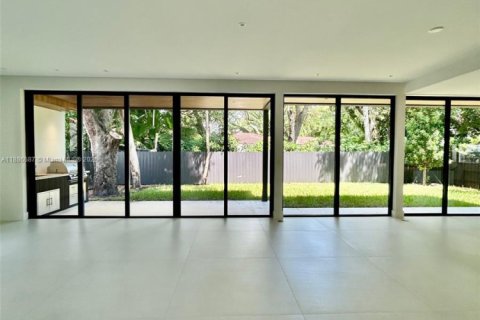 House in Miami, Florida 5 bedrooms, 279.82 sq.m. № 1933147 - photo 5