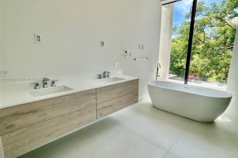 House in Miami, Florida 5 bedrooms, 279.82 sq.m. № 1933147 - photo 9