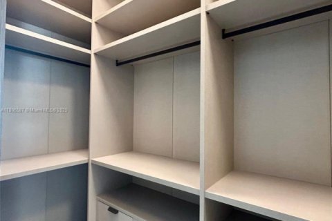 House in Miami, Florida 5 bedrooms, 279.82 sq.m. № 1933147 - photo 10