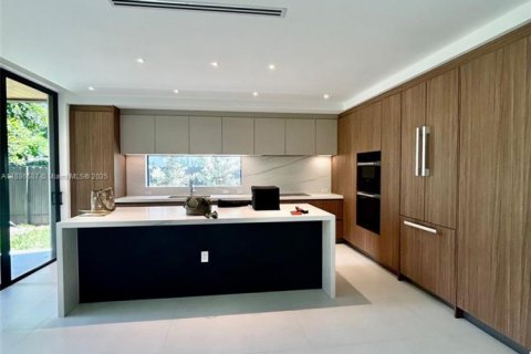 House in Miami, Florida 5 bedrooms, 279.82 sq.m. № 1933147 - photo 6