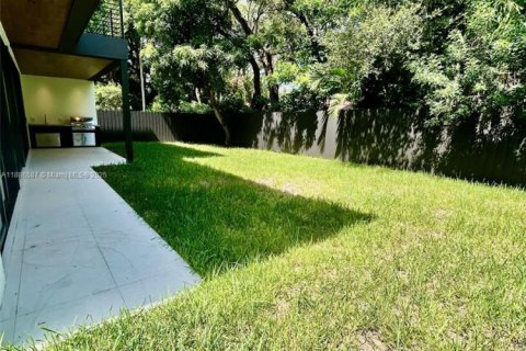 House in Miami, Florida 5 bedrooms, 279.82 sq.m. № 1933147 - photo 7