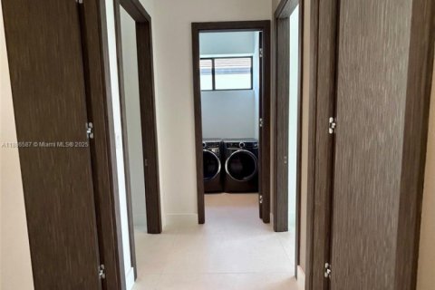 House in Miami, Florida 5 bedrooms, 279.82 sq.m. № 1933147 - photo 8