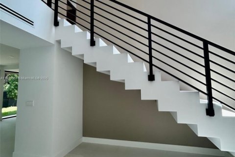 House in Miami, Florida 5 bedrooms, 279.82 sq.m. № 1933147 - photo 4