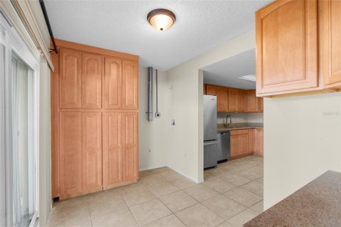 Condo in Saint Petersburg, Florida, 2 bedrooms № 1918394 - photo 15
