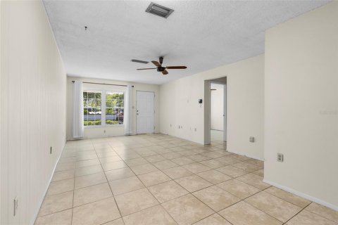 Condo in Saint Petersburg, Florida, 2 bedrooms № 1918394 - photo 7
