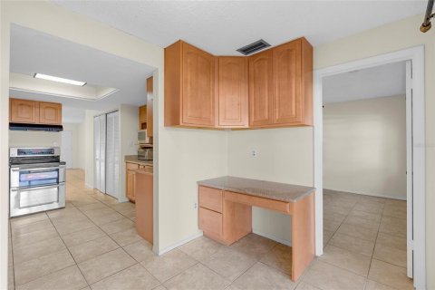 Condo in Saint Petersburg, Florida, 2 bedrooms № 1918394 - photo 17