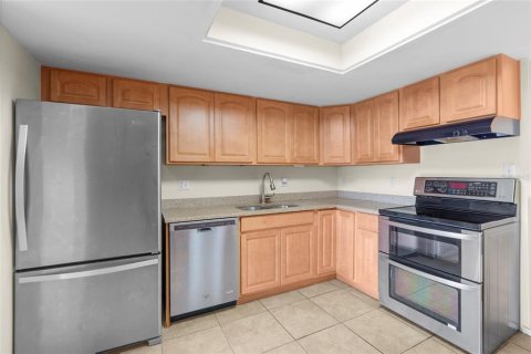 Condo in Saint Petersburg, Florida, 2 bedrooms № 1918394 - photo 19