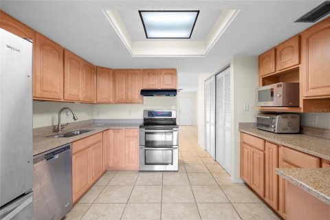 Condo in Saint Petersburg, Florida, 2 bedrooms № 1918394 - photo 18