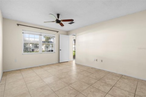 Condo in Saint Petersburg, Florida, 2 bedrooms № 1918394 - photo 12