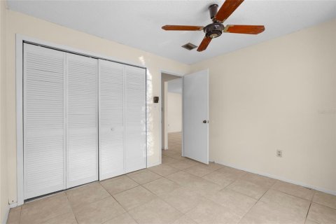 Condo in Saint Petersburg, Florida, 2 bedrooms № 1918394 - photo 9