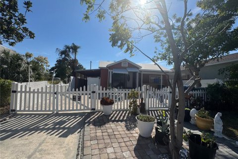 Casa en venta en Tampa, Florida, 1 dormitorio, 136.57 m2 № 2108917 - foto 2