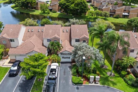 Townhouse in Tamarac, Florida 3 bedrooms, 150.22 sq.m. № 2295865 - photo 2