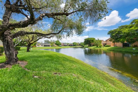 Townhouse in Tamarac, Florida 3 bedrooms, 150.22 sq.m. № 2295865 - photo 4