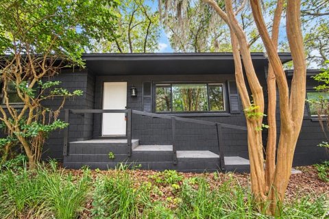 House in Gainesville, Florida 3 bedrooms, 158.96 sq.m. № 2367020