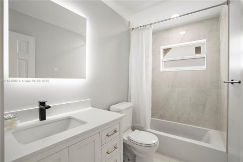 House in Hollywood, Florida 3 bedrooms, 148.46 sq.m. № 1845858 - photo 20