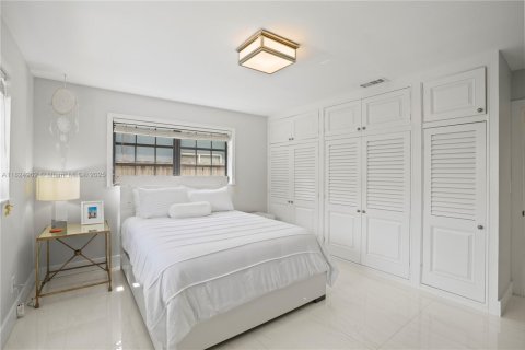 House in Hollywood, Florida 3 bedrooms, 148.46 sq.m. № 1845858 - photo 17