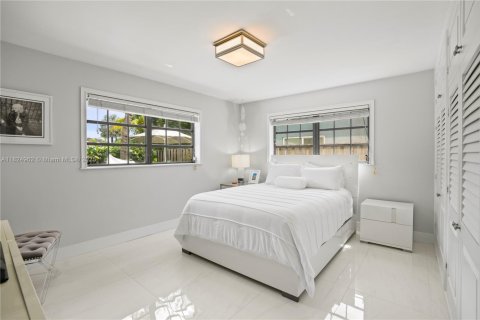 House in Hollywood, Florida 3 bedrooms, 148.46 sq.m. № 1845858 - photo 16