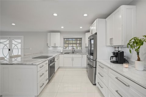 House in Hollywood, Florida 3 bedrooms, 148.46 sq.m. № 1845858 - photo 6