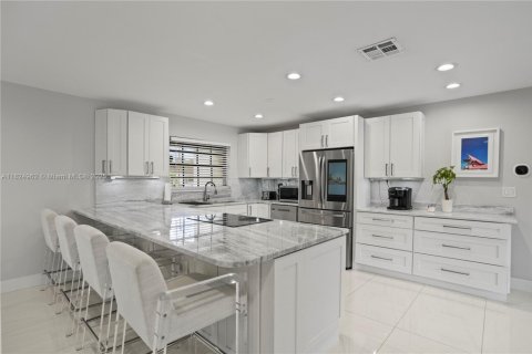 House in Hollywood, Florida 3 bedrooms, 148.46 sq.m. № 1845858 - photo 4