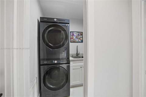 House in Hollywood, Florida 3 bedrooms, 148.46 sq.m. № 1845858 - photo 22