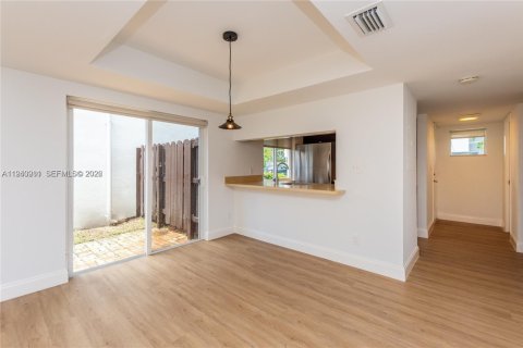 Townhouse in Miami, Florida 2 bedrooms, 97.27 sq.m. № 1998522 - photo 9