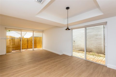 Townhouse in Miami, Florida 2 bedrooms, 97.27 sq.m. № 1998522 - photo 11