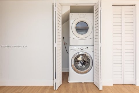 Townhouse in Miami, Florida 2 bedrooms, 97.27 sq.m. № 1998522 - photo 17