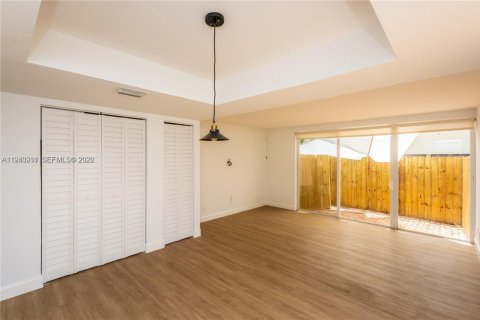 Townhouse in Miami, Florida 2 bedrooms, 97.27 sq.m. № 1998522 - photo 12