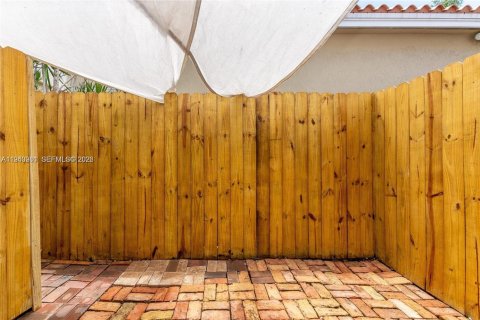 Townhouse in Miami, Florida 2 bedrooms, 97.27 sq.m. № 1998522 - photo 21