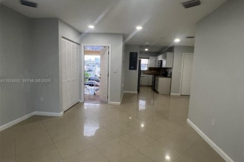 Кондоминиум с 2 спальнями в Майами, Флорида № 1982779