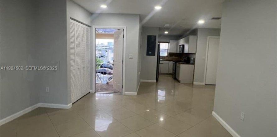 Кондоминиум с 2 спальнями в Майами, Флорида № 1982779