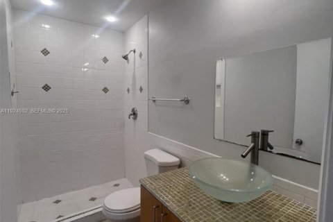 Снять в аренду кондоминиум в Майами, Флорида 2 спальни, 69.68м2, № 1982779 - фото 2