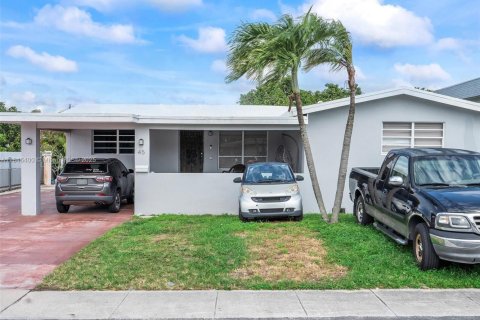 Casa en venta en Hialeah, Florida, 4 dormitorios, 263.38 m2 № 1845824 - foto 5