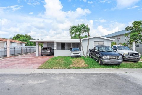 Casa en venta en Hialeah, Florida, 4 dormitorios, 263.38 m2 № 1845824 - foto 1