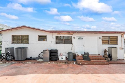 Casa en venta en Hialeah, Florida, 4 dormitorios, 263.38 m2 № 1845824 - foto 14