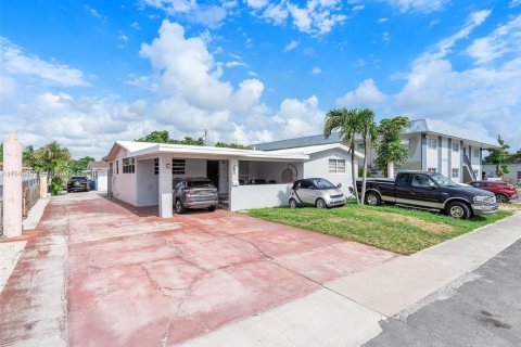Casa en venta en Hialeah, Florida, 4 dormitorios, 263.38 m2 № 1845824 - foto 2