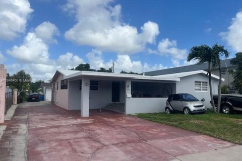 Casa en venta en Hialeah, Florida, 4 dormitorios, 263.38 m2 № 1845824 - foto 19