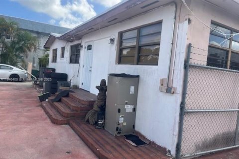 Casa en venta en Hialeah, Florida, 4 dormitorios, 263.38 m2 № 1845824 - foto 23