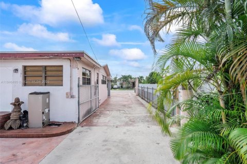 Casa en venta en Hialeah, Florida, 4 dormitorios, 263.38 m2 № 1845824 - foto 11