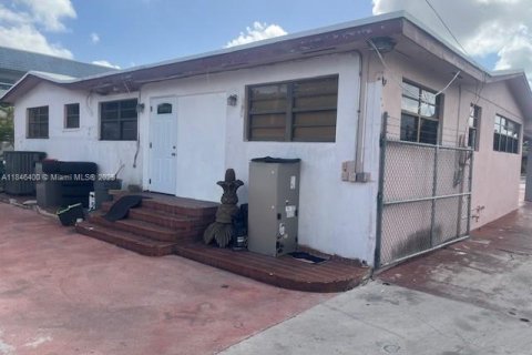 Casa en venta en Hialeah, Florida, 4 dormitorios, 263.38 m2 № 1845824 - foto 24