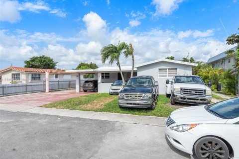 Casa en venta en Hialeah, Florida, 4 dormitorios, 263.38 m2 № 1845824 - foto 4