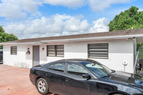 Casa en venta en Hialeah, Florida, 4 dormitorios, 263.38 m2 № 1845824 - foto 15